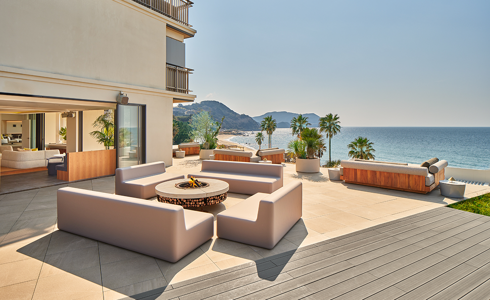 プールで浮かぶ女性の画像