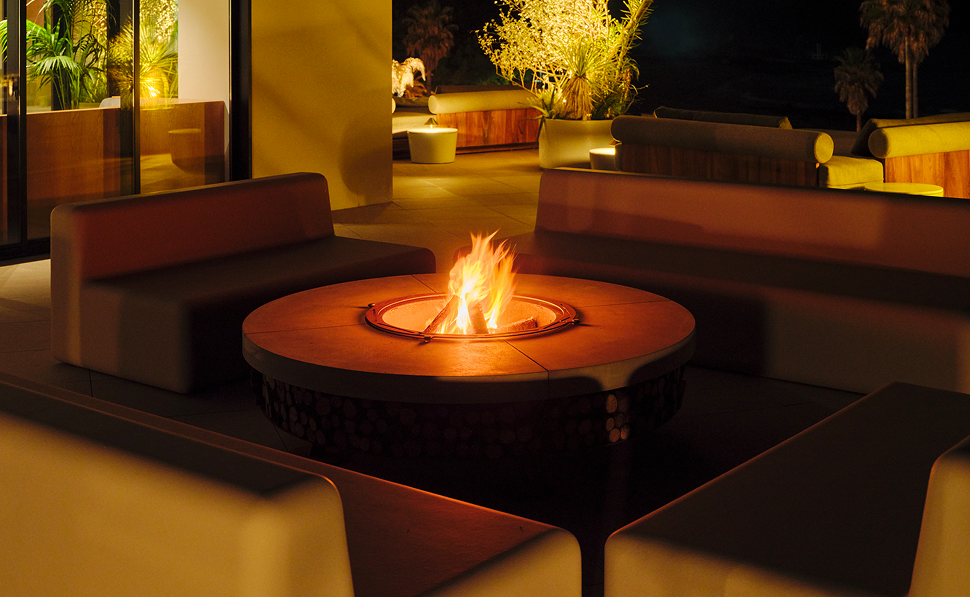 プールで浮かぶ女性の画像