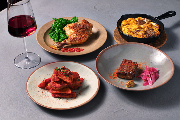 プールで浮かぶ女性の画像