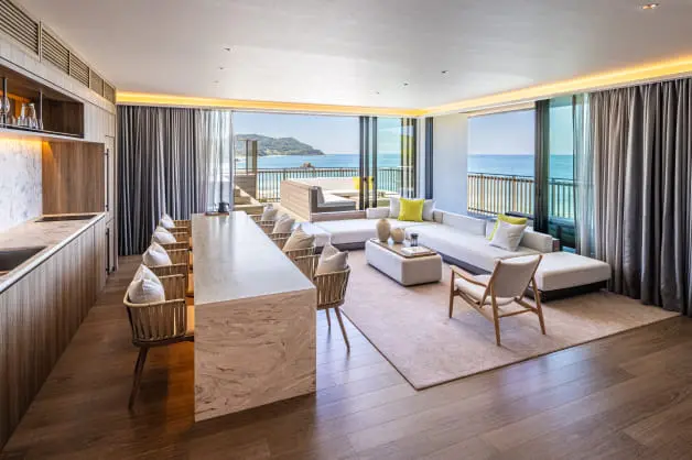 プールで浮かぶ女性の画像