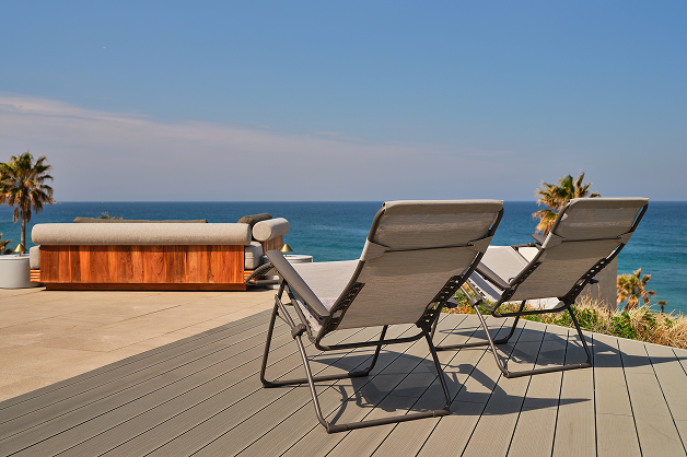 プールで浮かぶ女性の画像